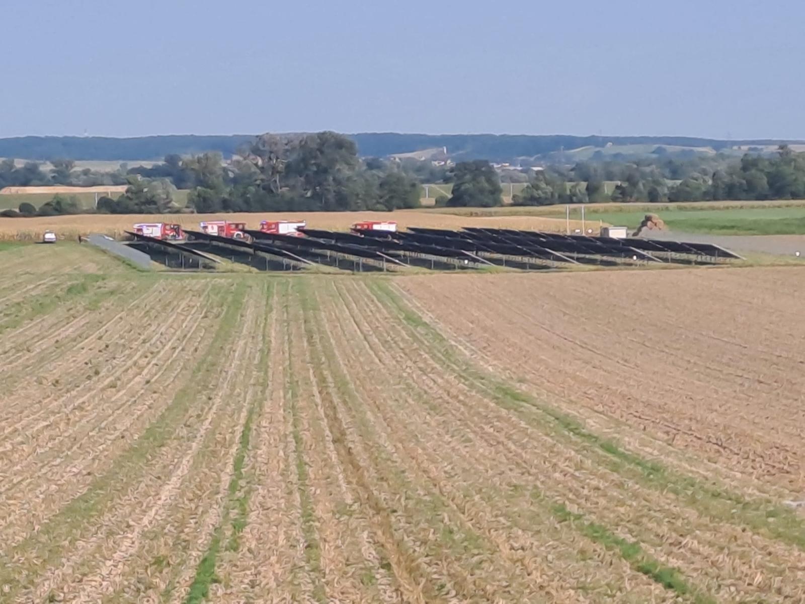 Zdjęcie w galerii na portalu naszraciborz.pl: Dym nad farmą fotowoltaiczną pomiędzy Sudołem a Bieńkowicami [FOTO i WIDEO] wiadomości z regionu