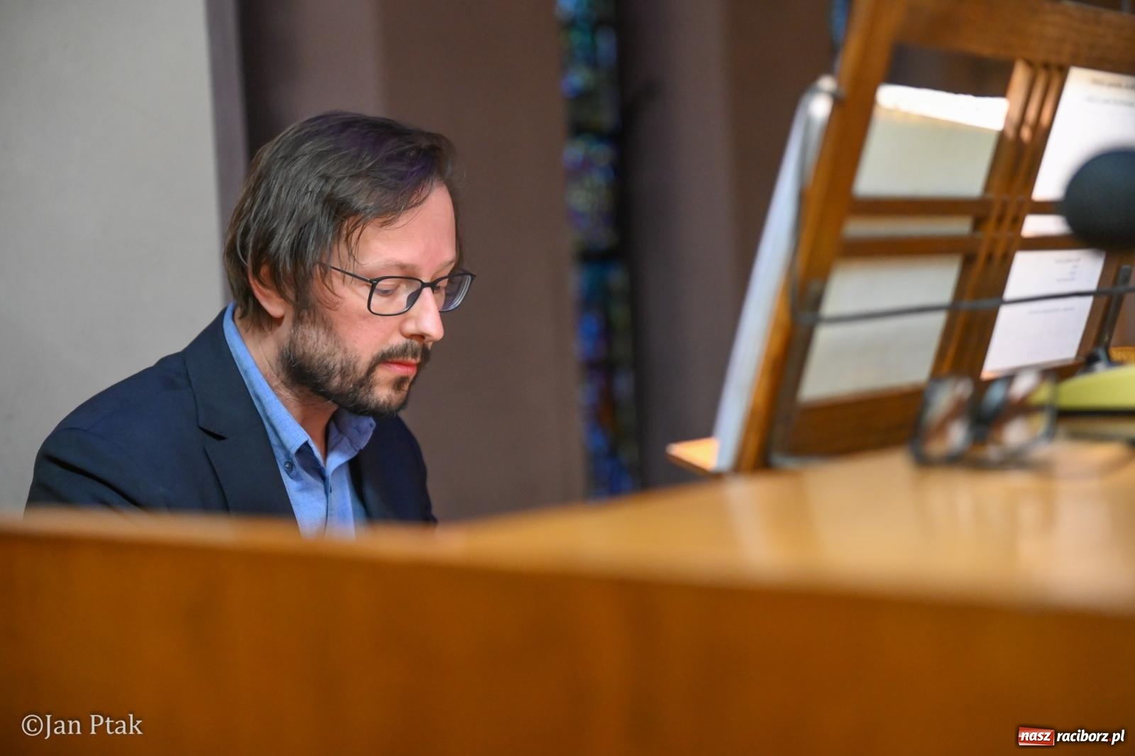 Zdjęcie w galerii na portalu naszraciborz.pl: XXXIX Dni Muzyki Organowej i Kameralnej. Piotr Rojek koncetował w kościele farnym wiadomości z regionu