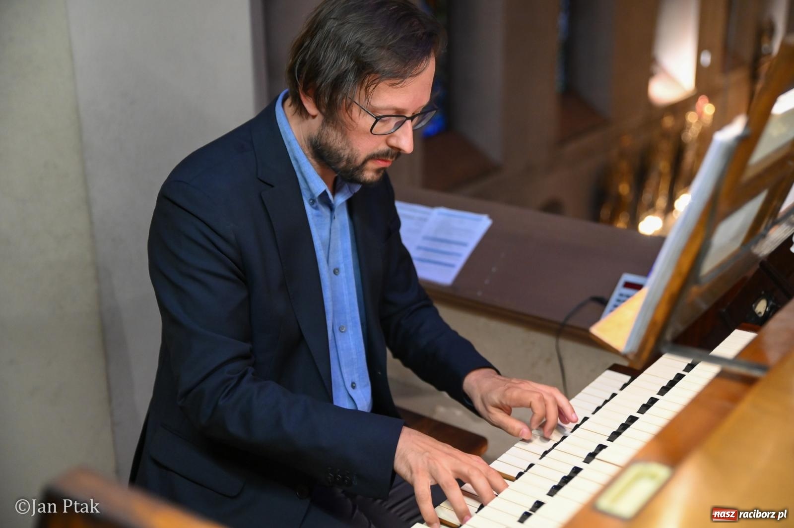Zdjęcie w galerii na portalu naszraciborz.pl: XXXIX Dni Muzyki Organowej i Kameralnej. Piotr Rojek koncetował w kościele farnym wiadomości z regionu
