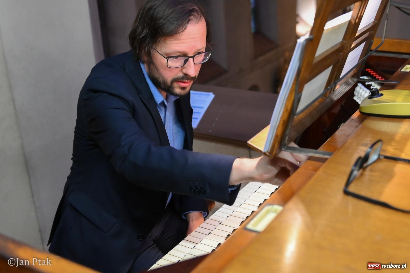 Zdjęcie w galerii na portalu naszraciborz.pl: XXXIX Dni Muzyki Organowej i Kameralnej. Piotr Rojek koncetował w kościele farnym wiadomości z regionu