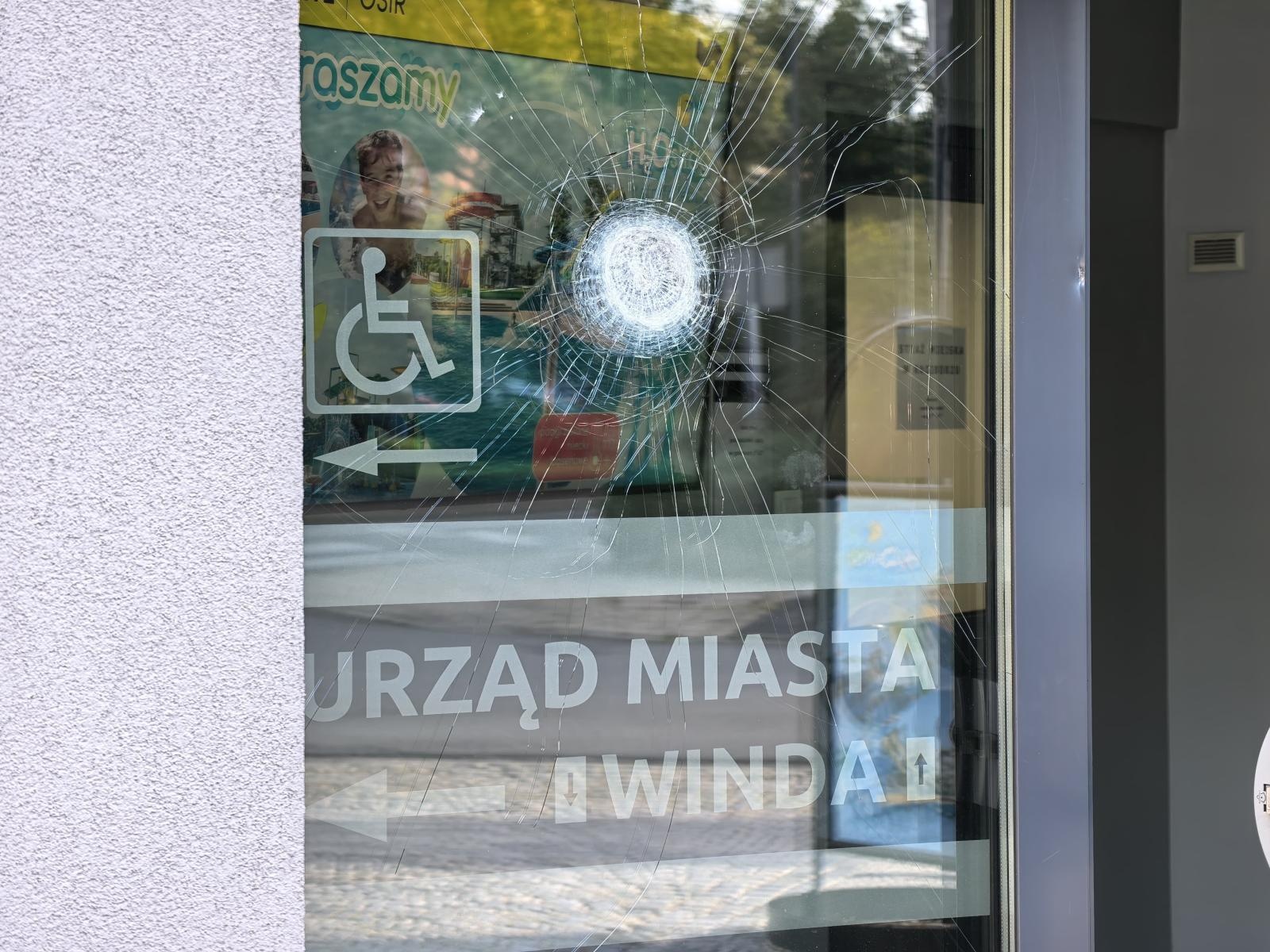 Zdjęcie w galerii na portalu naszraciborz.pl: 43-latek rzucał kamieniami w pojazd i drzwi komendy straży miejskiej wiadomości z regionu