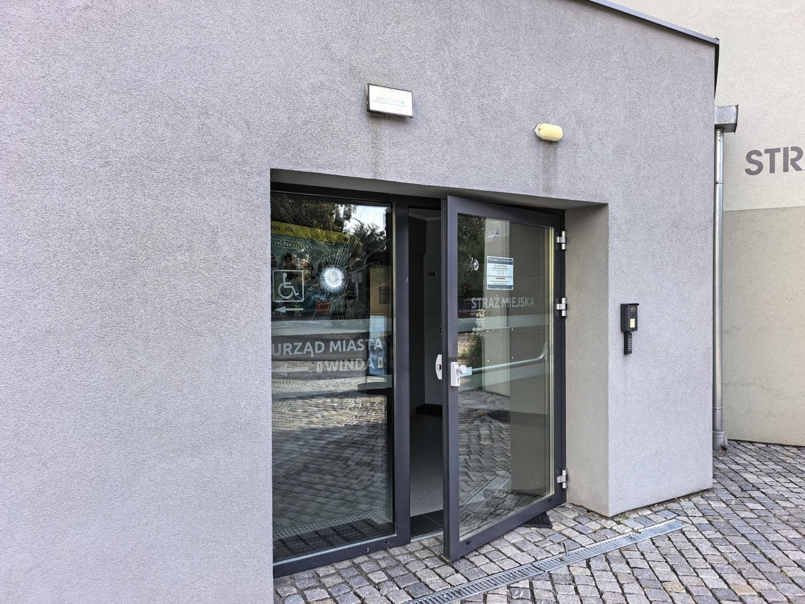 Zdjęcie w galerii na portalu naszraciborz.pl: 43-latek rzucał kamieniami w pojazd i drzwi komendy straży miejskiej wiadomości z regionu