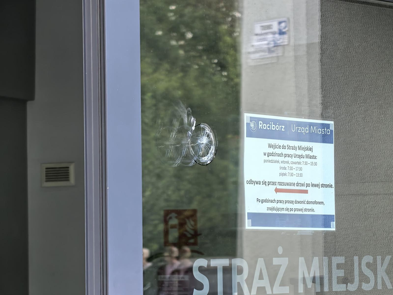 Zdjęcie w galerii na portalu naszraciborz.pl: 43-latek rzucał kamieniami w pojazd i drzwi komendy straży miejskiej wiadomości z regionu