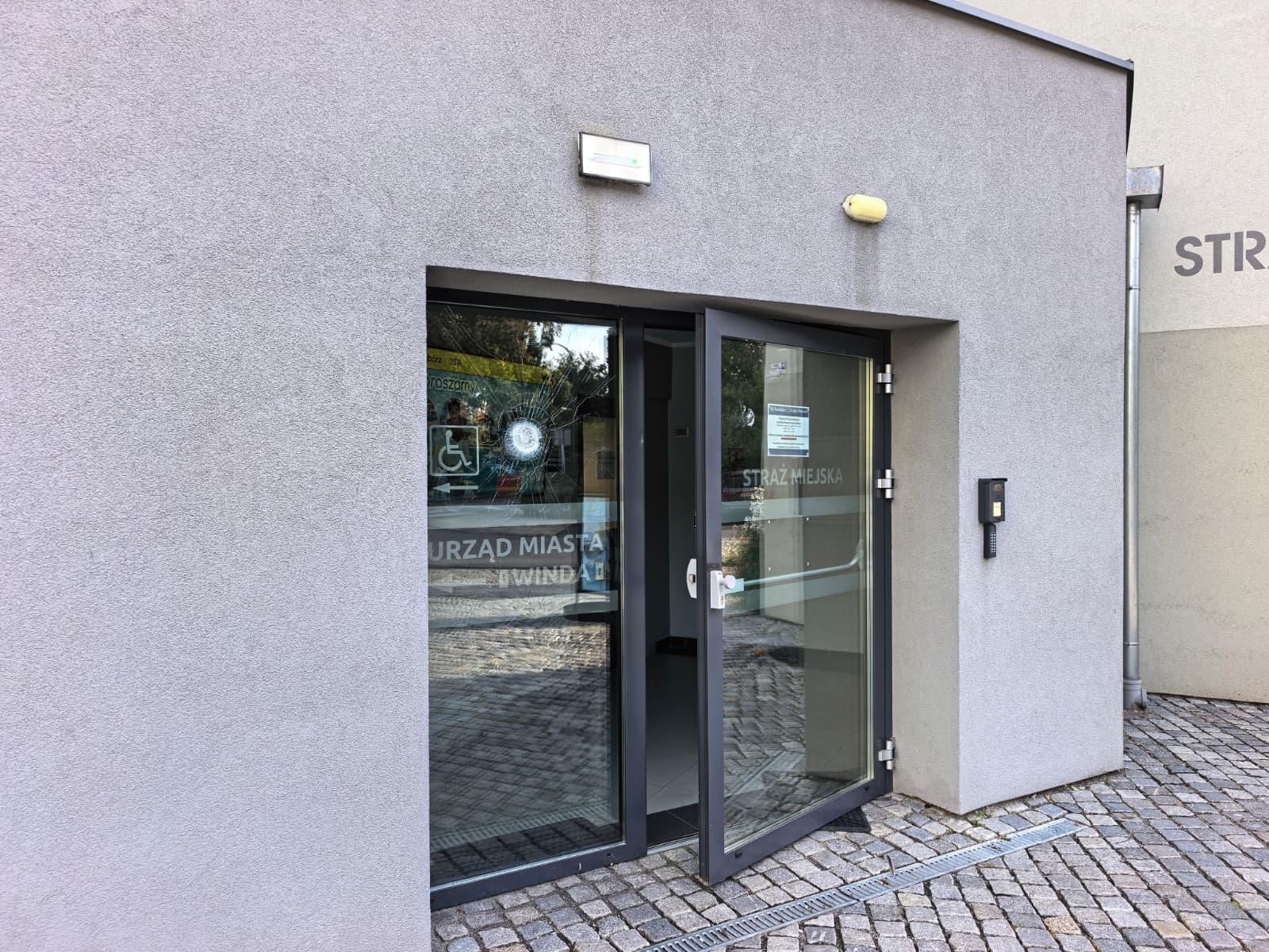 Zdjęcie w galerii na portalu naszraciborz.pl: 43-latek rzucał kamieniami w pojazd i drzwi komendy straży miejskiej wiadomości z regionu