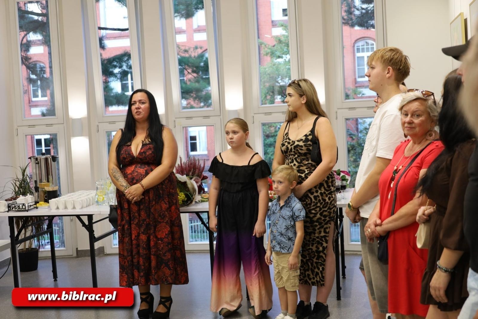 Zdjęcie w galerii na portalu naszraciborz.pl: Natura jest kobietą – nowa wystawa w bibliotecznej Galerii Gawra wiadomości z regionu
