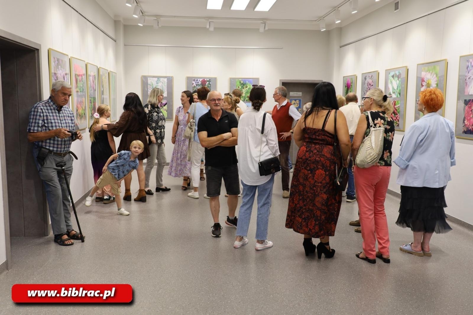 Zdjęcie w galerii na portalu naszraciborz.pl: Natura jest kobietą – nowa wystawa w bibliotecznej Galerii Gawra wiadomości z regionu