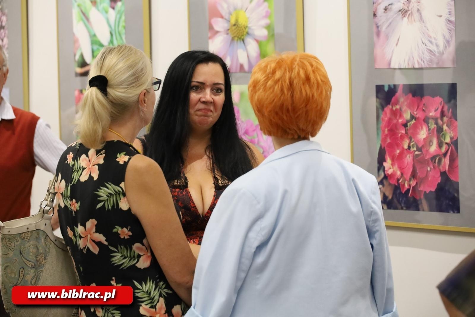 Zdjęcie w galerii na portalu naszraciborz.pl: Natura jest kobietą – nowa wystawa w bibliotecznej Galerii Gawra wiadomości z regionu