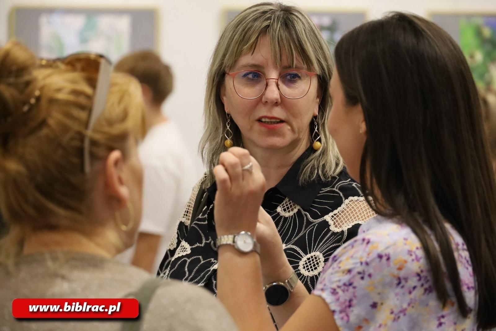 Zdjęcie w galerii na portalu naszraciborz.pl: Natura jest kobietą – nowa wystawa w bibliotecznej Galerii Gawra wiadomości z regionu