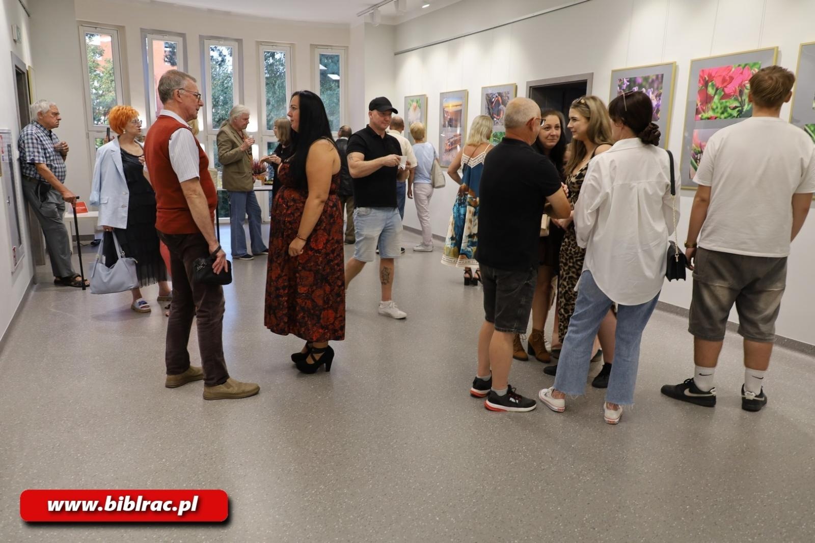 Zdjęcie w galerii na portalu naszraciborz.pl: Natura jest kobietą – nowa wystawa w bibliotecznej Galerii Gawra wiadomości z regionu
