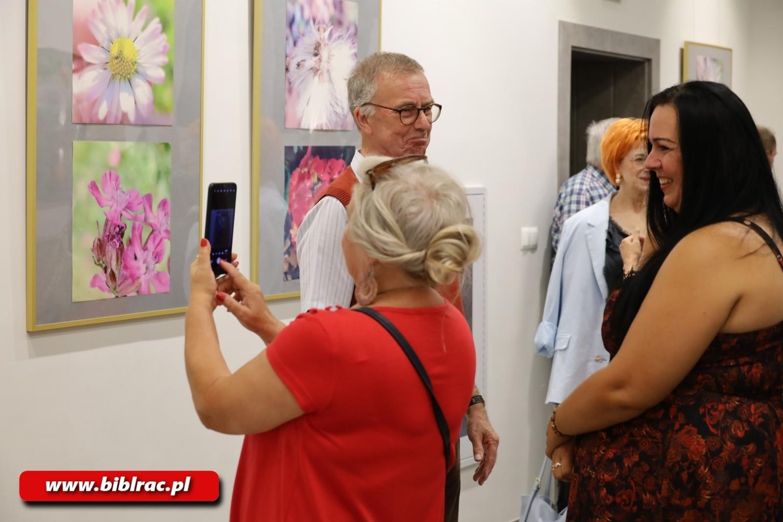 Zdjęcie w galerii na portalu naszraciborz.pl: Natura jest kobietą – nowa wystawa w bibliotecznej Galerii Gawra wiadomości z regionu