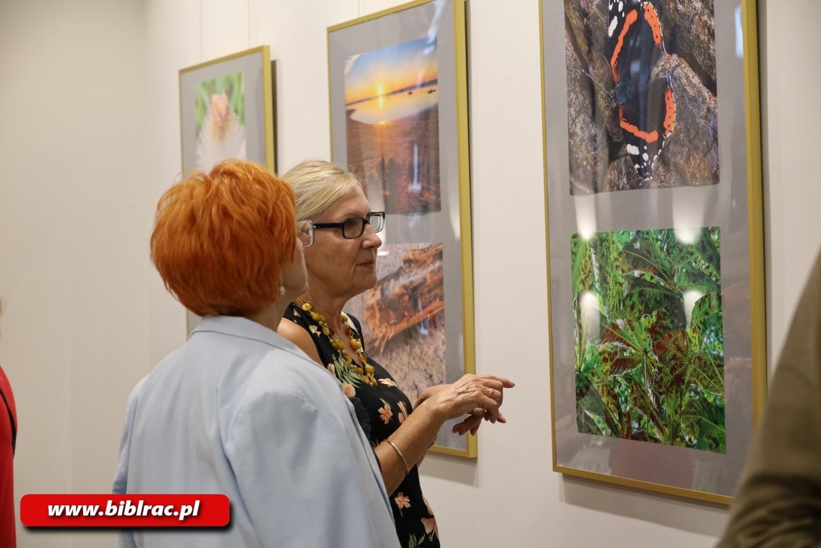 Zdjęcie w galerii na portalu naszraciborz.pl: Natura jest kobietą – nowa wystawa w bibliotecznej Galerii Gawra wiadomości z regionu