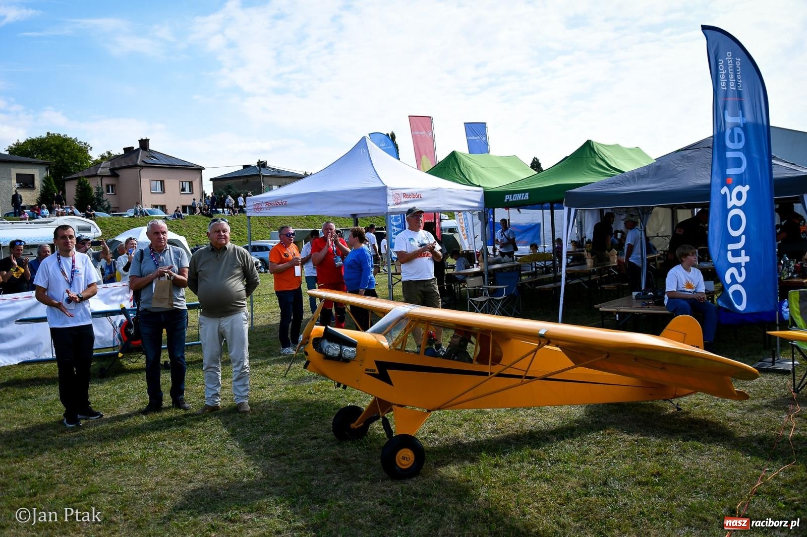 Zdjęcie w galerii na portalu naszraciborz.pl: Trwa RC AirShow. Nocne loty na finał soboty, w niedzielę wielka bitwa wiadomości z regionu