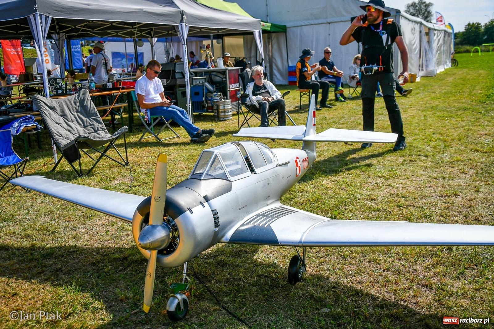 Zdjęcie w galerii na portalu naszraciborz.pl: Trwa RC AirShow. Nocne loty na finał soboty, w niedzielę wielka bitwa wiadomości z regionu