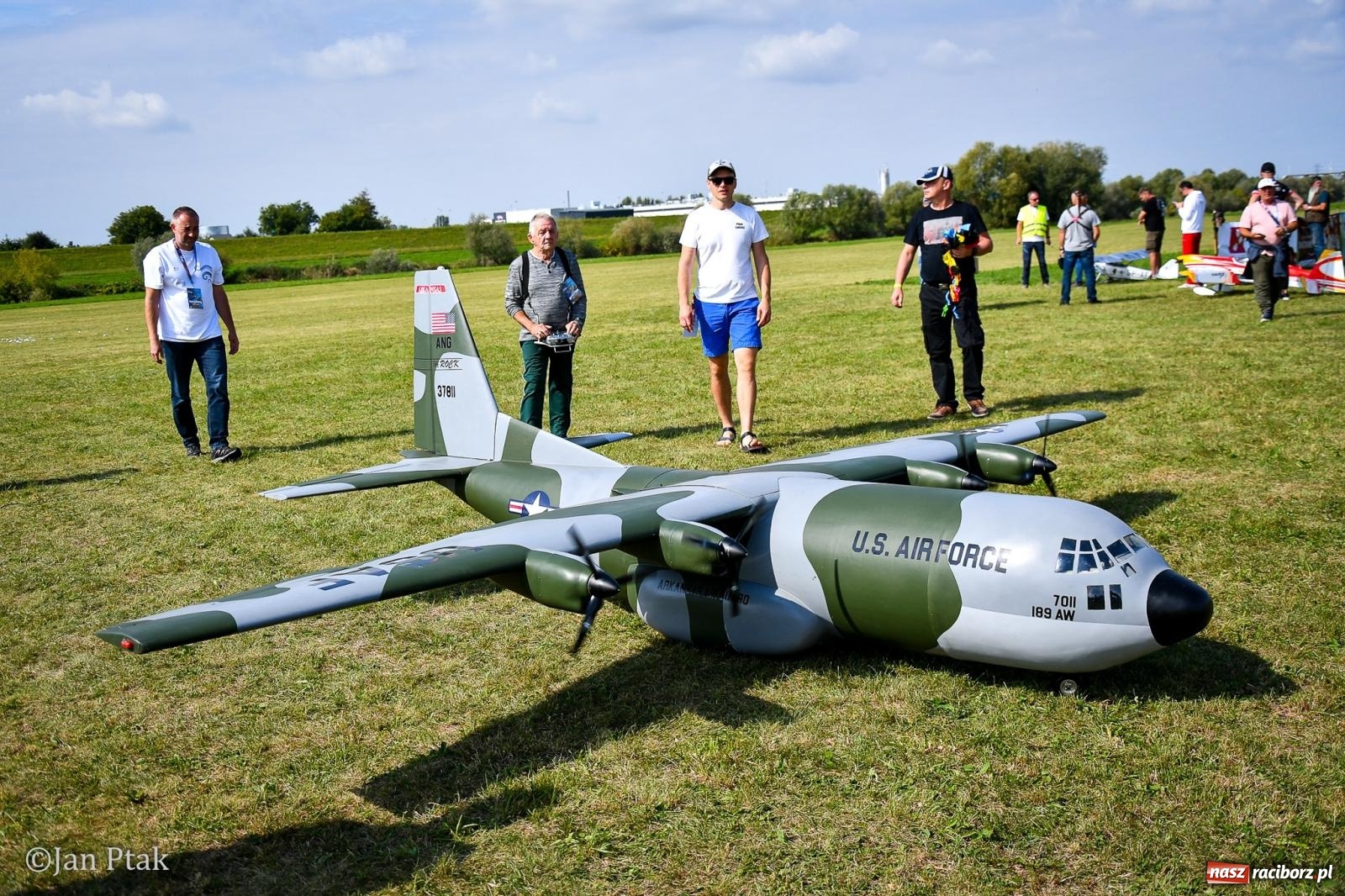 Zdjęcie w galerii na portalu naszraciborz.pl: Trwa RC AirShow. Nocne loty na finał soboty, w niedzielę wielka bitwa wiadomości z regionu
