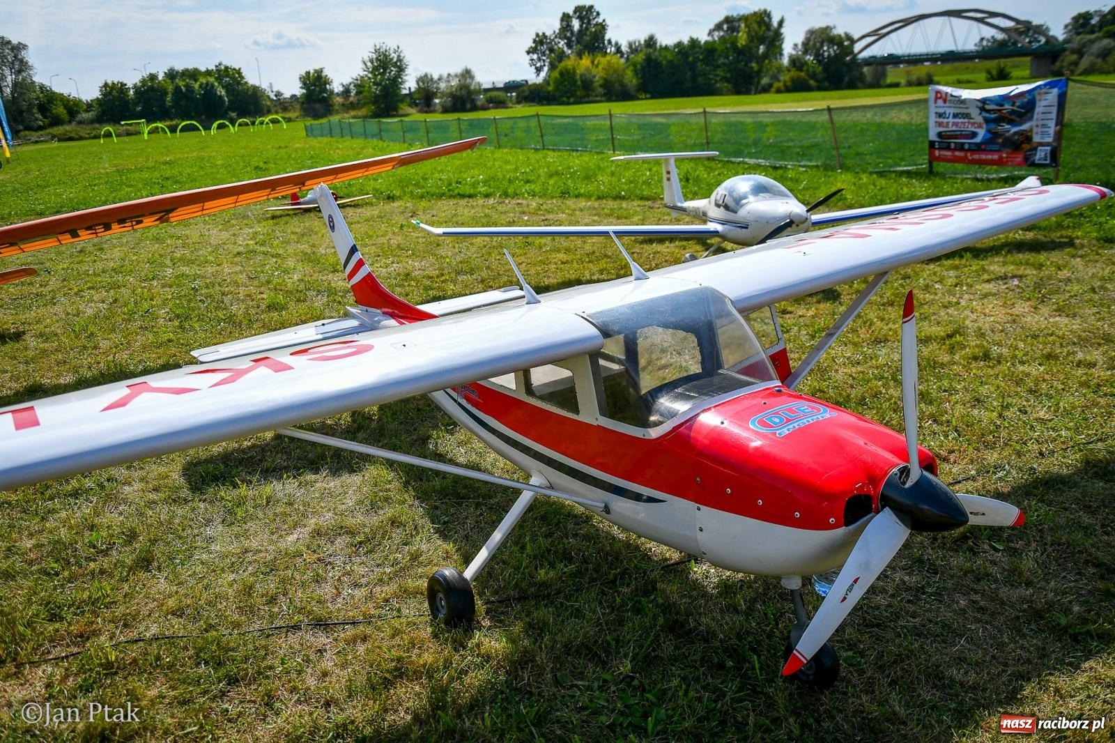 Zdjęcie w galerii na portalu naszraciborz.pl: Trwa RC AirShow. Nocne loty na finał soboty, w niedzielę wielka bitwa wiadomości z regionu