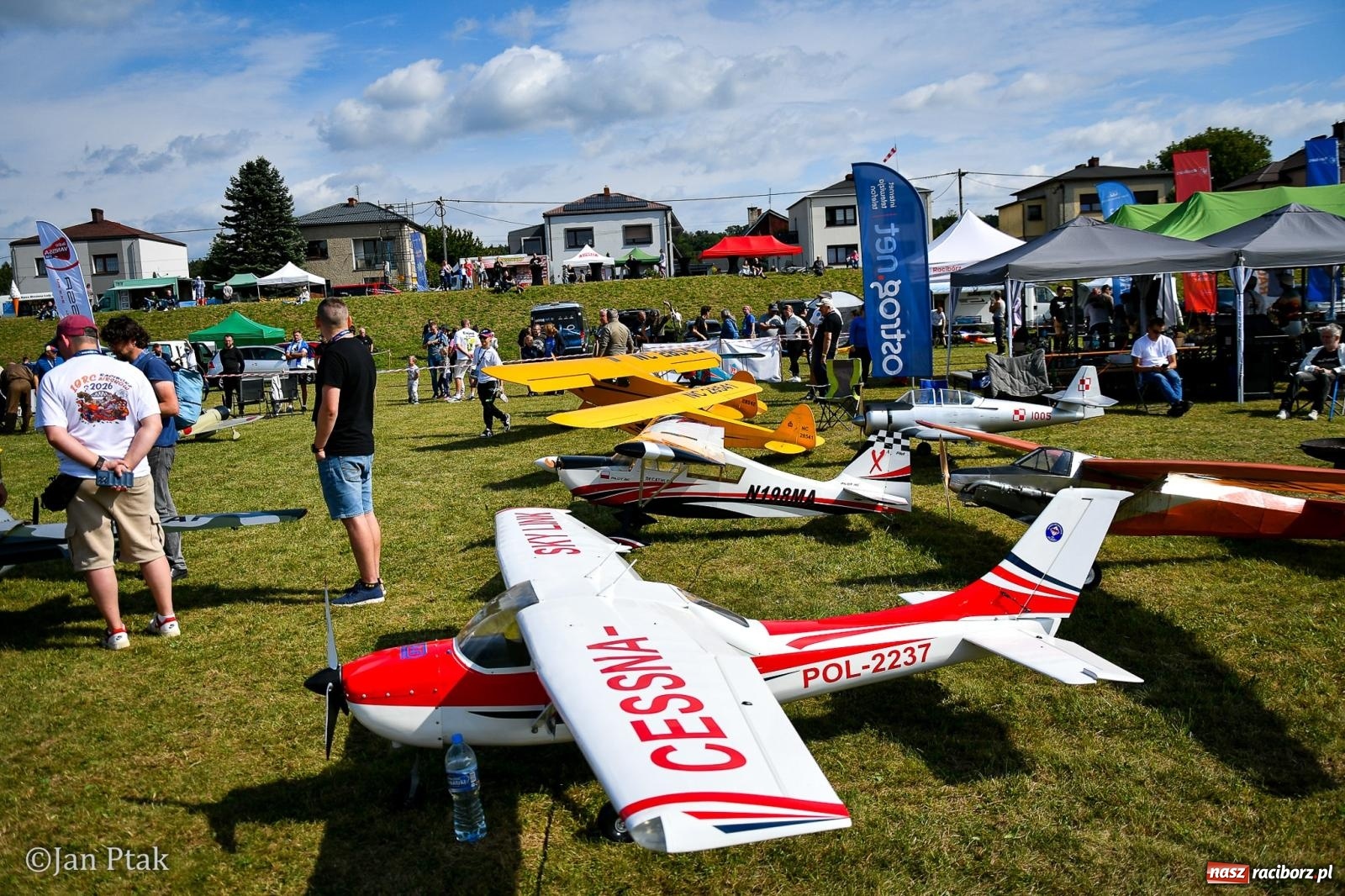 Zdjęcie w galerii na portalu naszraciborz.pl: Trwa RC AirShow. Nocne loty na finał soboty, w niedzielę wielka bitwa wiadomości z regionu