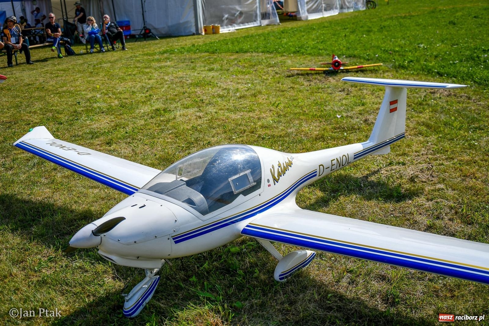 Zdjęcie w galerii na portalu naszraciborz.pl: Trwa RC AirShow. Nocne loty na finał soboty, w niedzielę wielka bitwa wiadomości z regionu