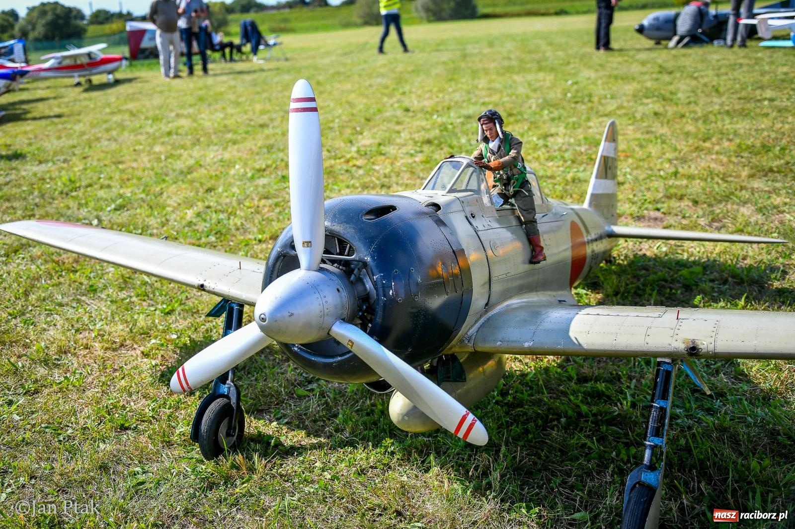 Zdjęcie w galerii na portalu naszraciborz.pl: Trwa RC AirShow. Nocne loty na finał soboty, w niedzielę wielka bitwa wiadomości z regionu