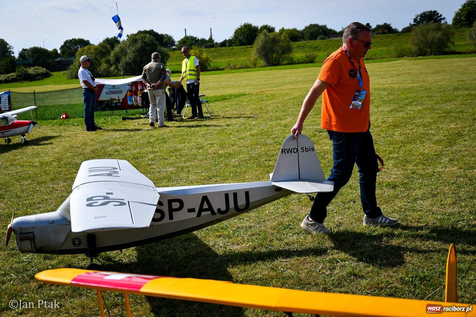 Zdjęcie w galerii na portalu naszraciborz.pl: Trwa RC AirShow. Nocne loty na finał soboty, w niedzielę wielka bitwa wiadomości z regionu