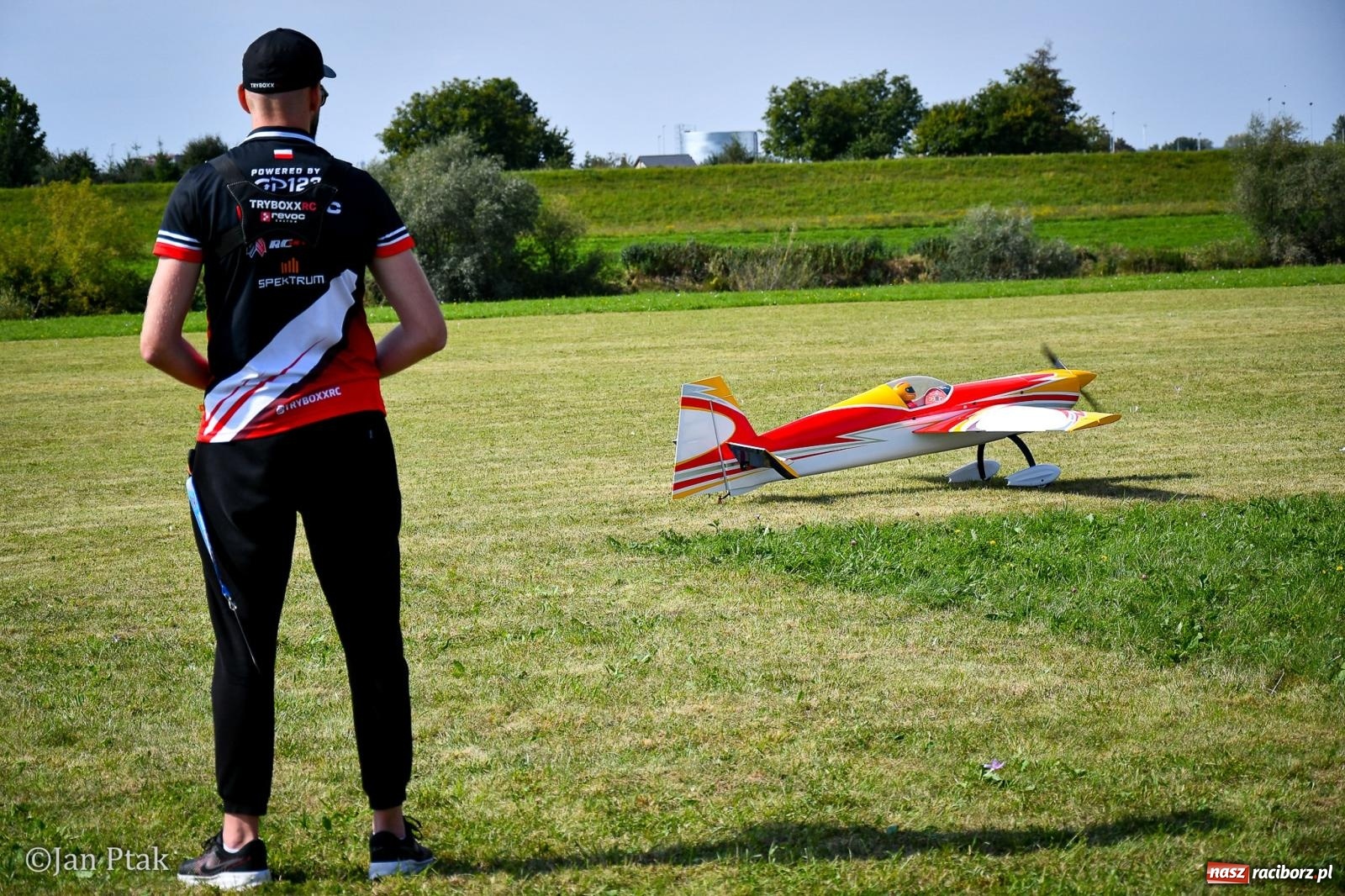 Zdjęcie w galerii na portalu naszraciborz.pl: Trwa RC AirShow. Nocne loty na finał soboty, w niedzielę wielka bitwa wiadomości z regionu