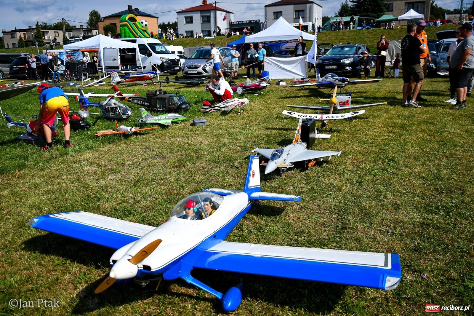 Zdjęcie w galerii na portalu naszraciborz.pl: Trwa RC AirShow. Nocne loty na finał soboty, w niedzielę wielka bitwa wiadomości z regionu