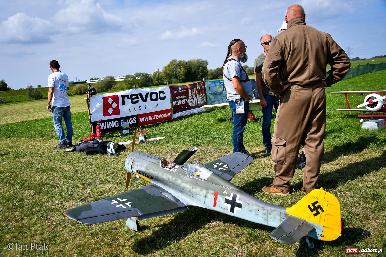 Zdjęcie w galerii na portalu naszraciborz.pl: Trwa RC AirShow. Nocne loty na finał soboty, w niedzielę wielka bitwa wiadomości z regionu