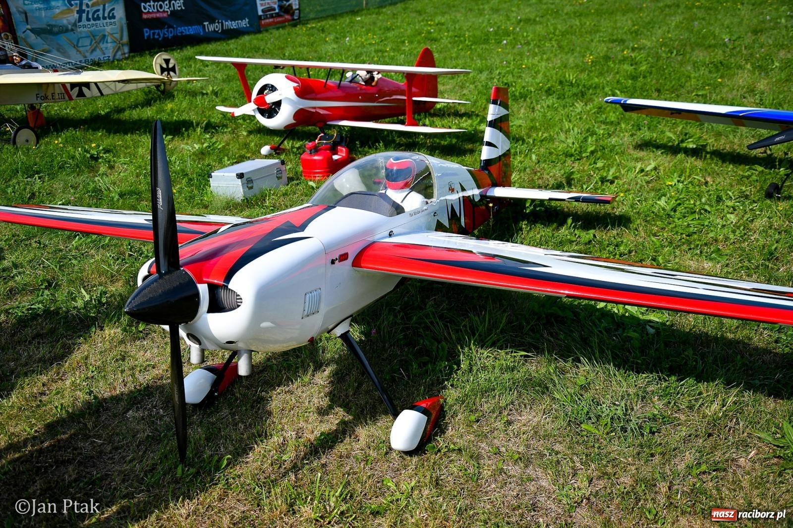 Zdjęcie w galerii na portalu naszraciborz.pl: Trwa RC AirShow. Nocne loty na finał soboty, w niedzielę wielka bitwa wiadomości z regionu
