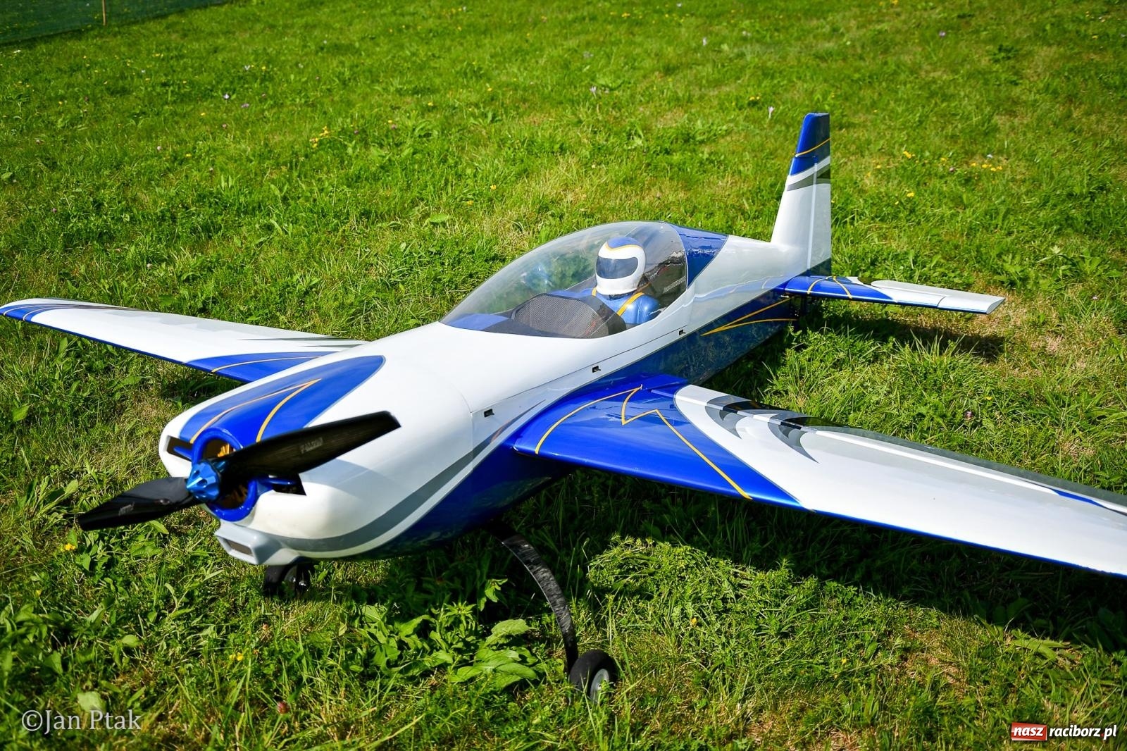 Zdjęcie w galerii na portalu naszraciborz.pl: Trwa RC AirShow. Nocne loty na finał soboty, w niedzielę wielka bitwa wiadomości z regionu