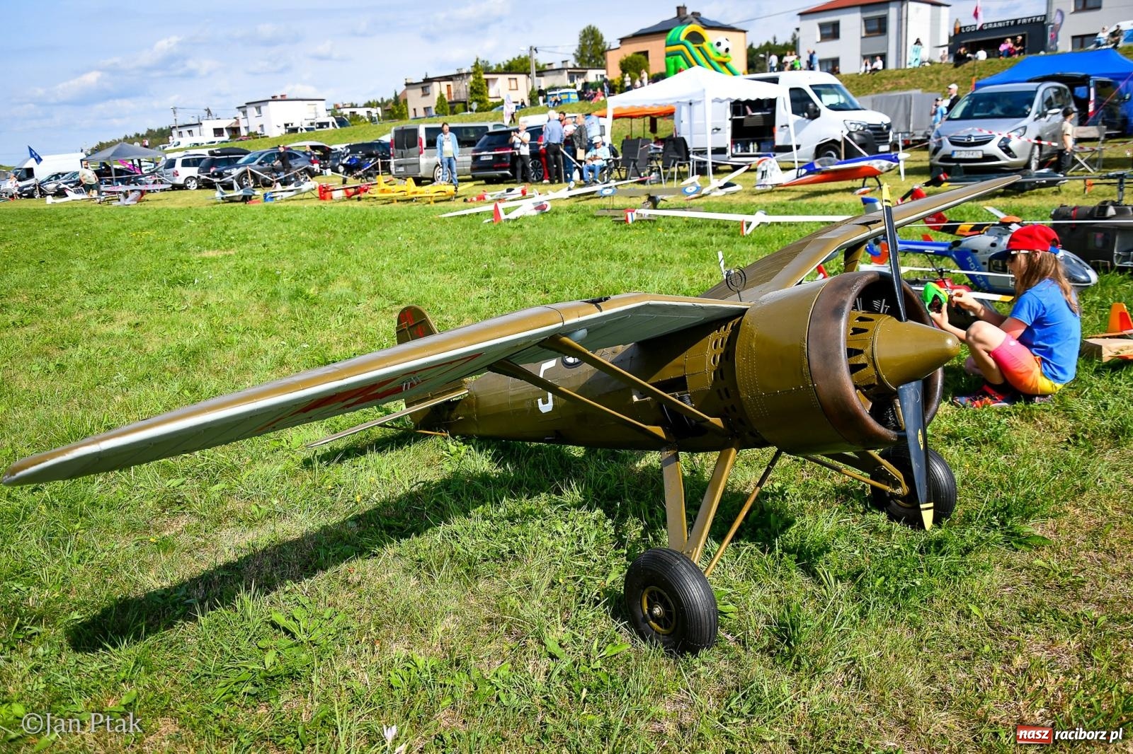 Zdjęcie w galerii na portalu naszraciborz.pl: Trwa RC AirShow. Nocne loty na finał soboty, w niedzielę wielka bitwa wiadomości z regionu