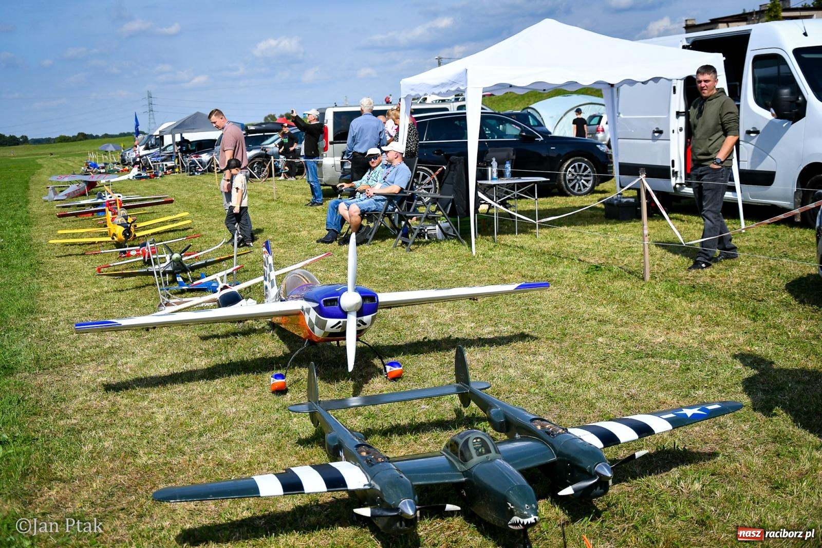 Zdjęcie w galerii na portalu naszraciborz.pl: Trwa RC AirShow. Nocne loty na finał soboty, w niedzielę wielka bitwa wiadomości z regionu