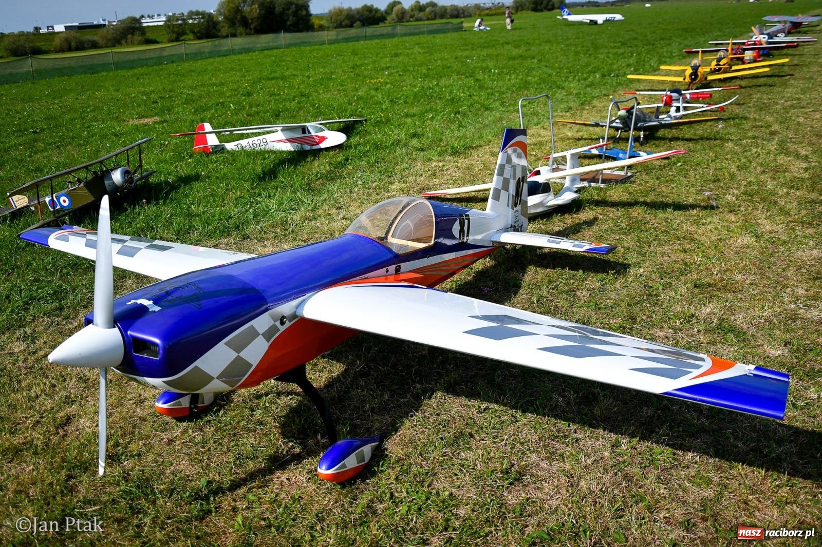 Zdjęcie w galerii na portalu naszraciborz.pl: Trwa RC AirShow. Nocne loty na finał soboty, w niedzielę wielka bitwa wiadomości z regionu