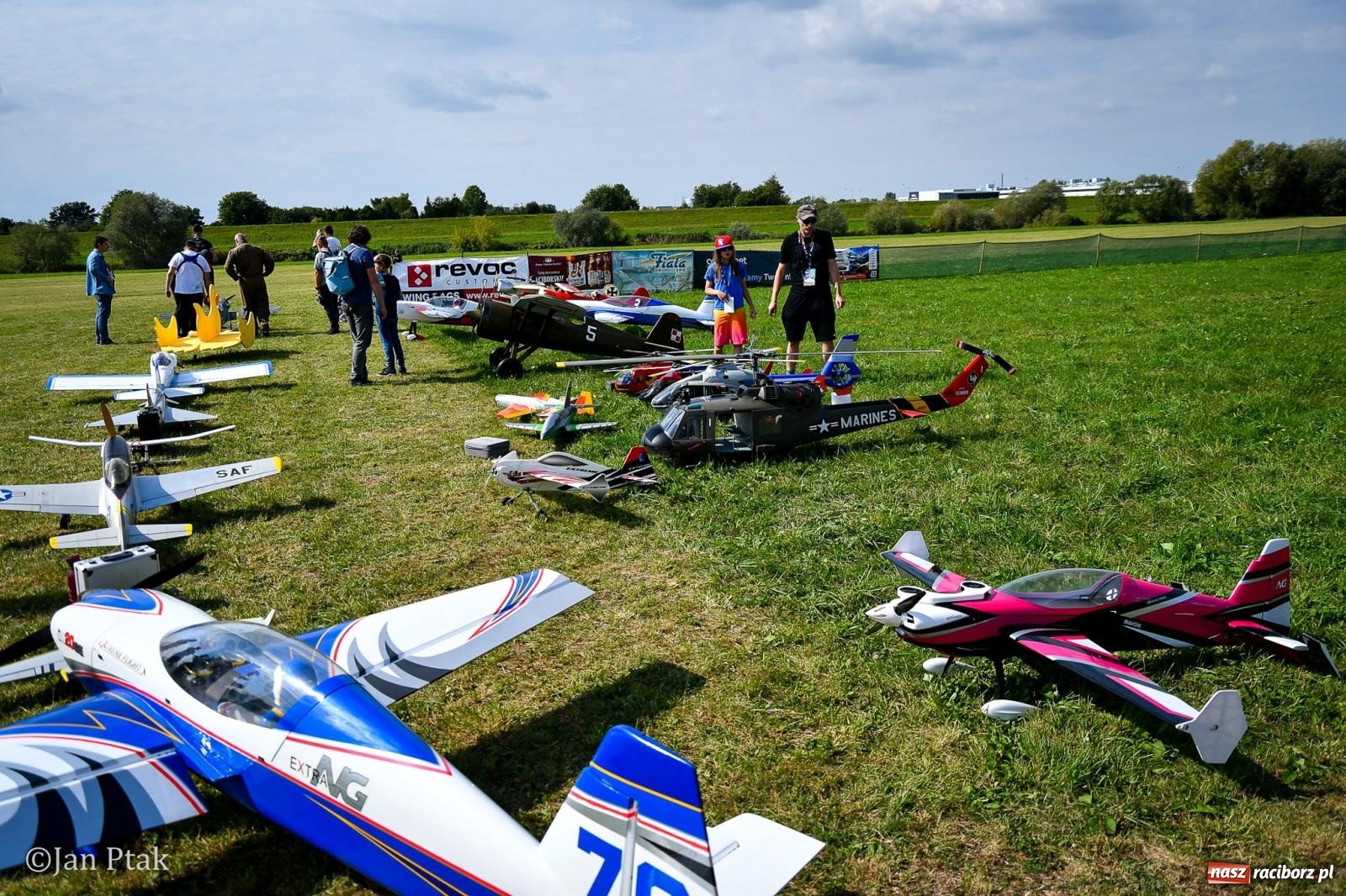 Zdjęcie w galerii na portalu naszraciborz.pl: Trwa RC AirShow. Nocne loty na finał soboty, w niedzielę wielka bitwa wiadomości z regionu