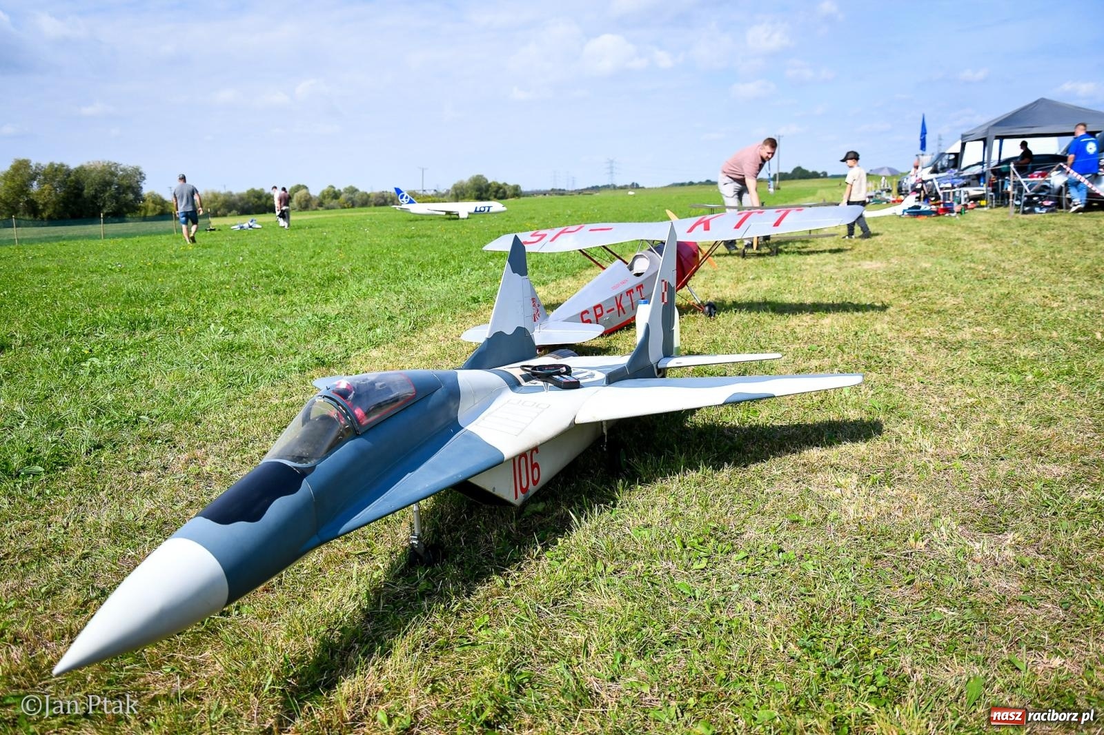 Zdjęcie w galerii na portalu naszraciborz.pl: Trwa RC AirShow. Nocne loty na finał soboty, w niedzielę wielka bitwa wiadomości z regionu