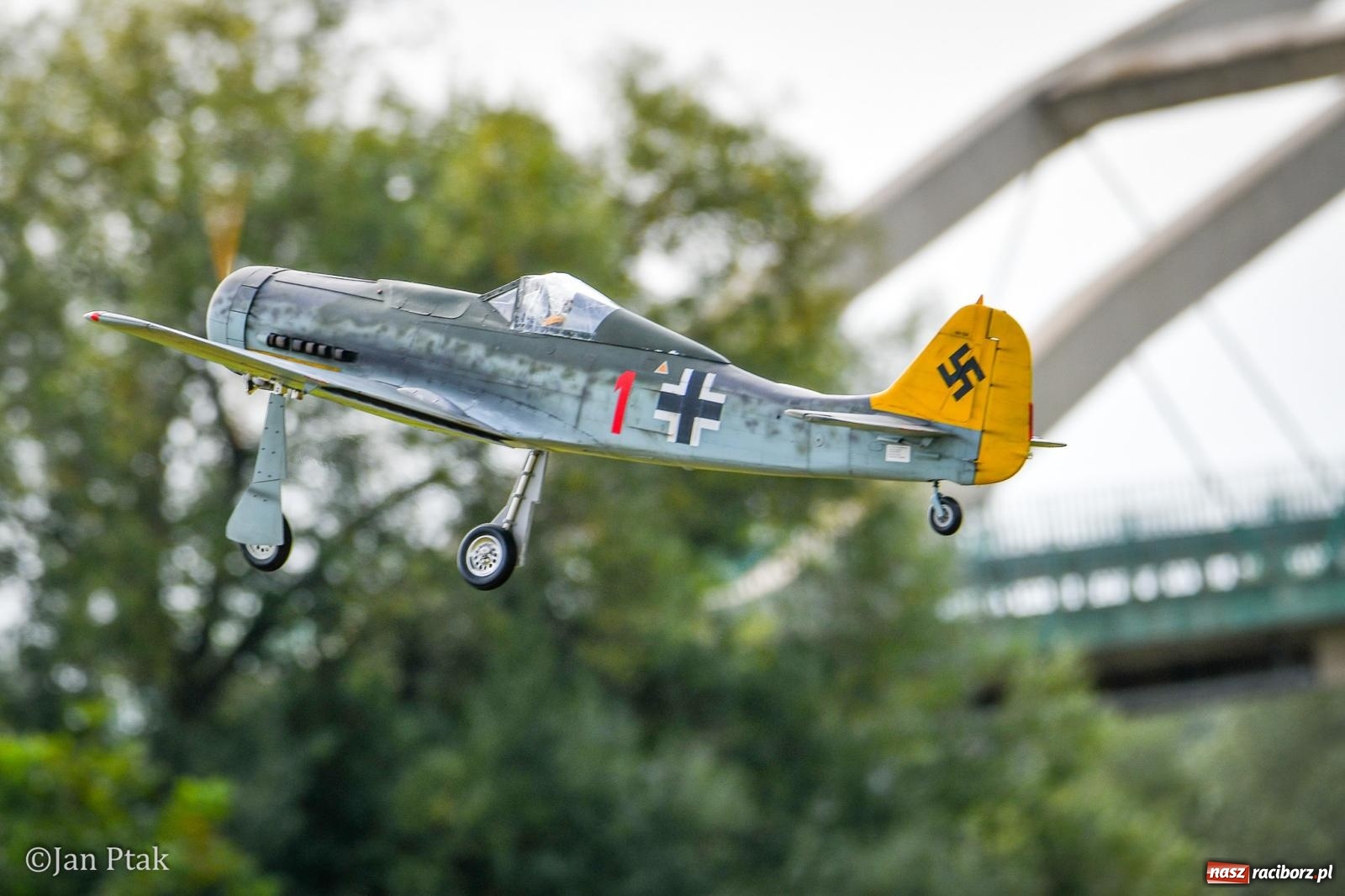 Zdjęcie w galerii na portalu naszraciborz.pl: Trwa RC AirShow. Nocne loty na finał soboty, w niedzielę wielka bitwa wiadomości z regionu
