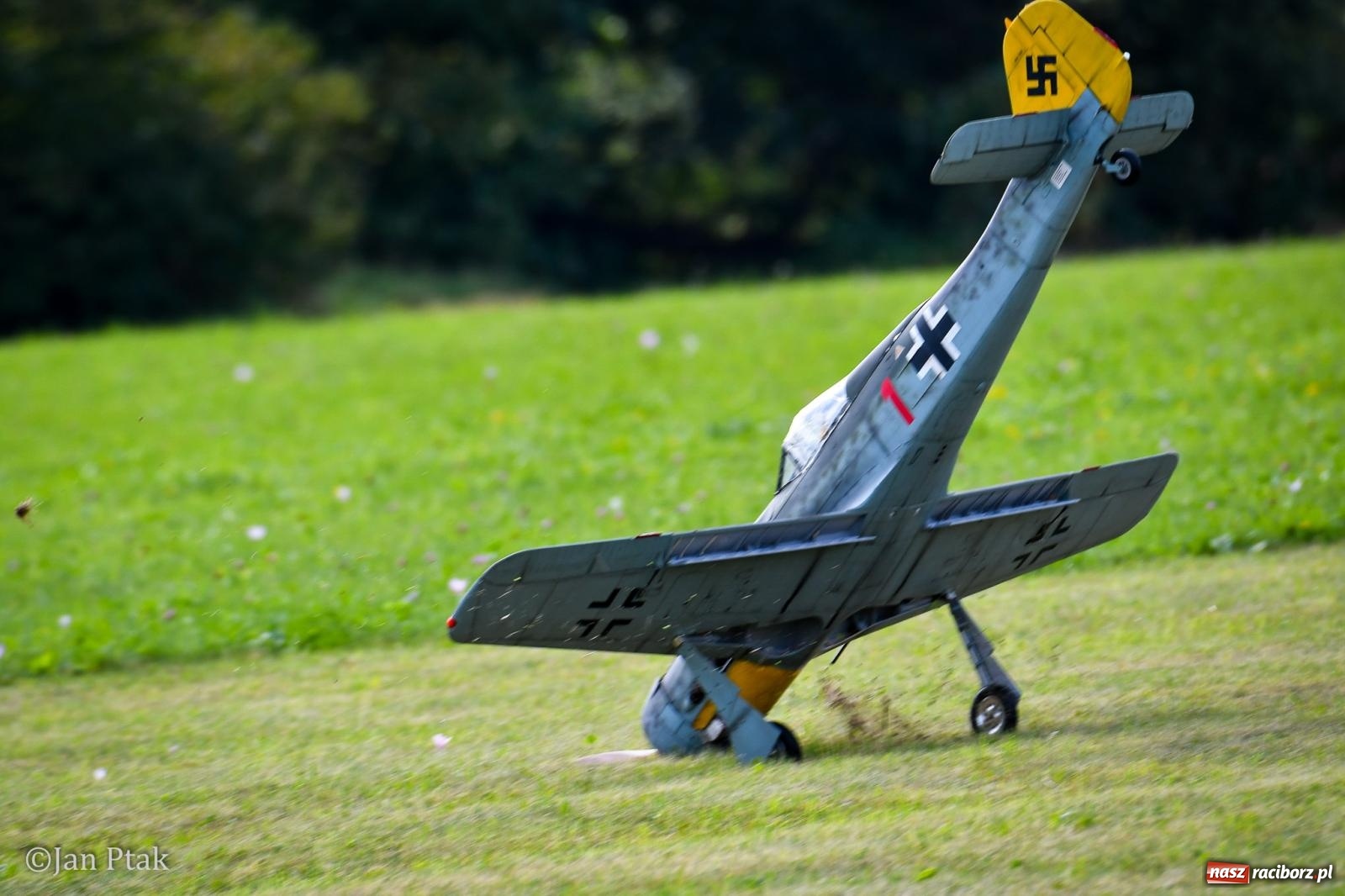 Zdjęcie w galerii na portalu naszraciborz.pl: Trwa RC AirShow. Nocne loty na finał soboty, w niedzielę wielka bitwa wiadomości z regionu