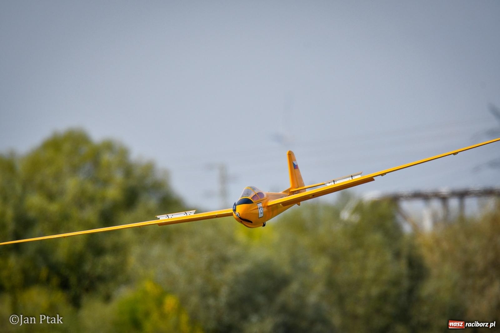 Zdjęcie w galerii na portalu naszraciborz.pl: Trwa RC AirShow. Nocne loty na finał soboty, w niedzielę wielka bitwa wiadomości z regionu