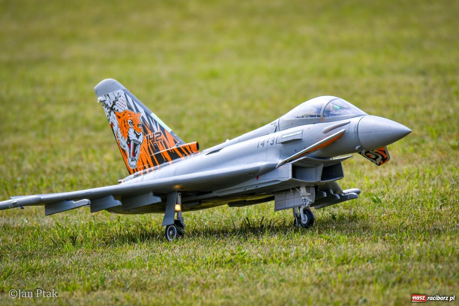 Zdjęcie w galerii na portalu naszraciborz.pl: Trwa RC AirShow. Nocne loty na finał soboty, w niedzielę wielka bitwa wiadomości z regionu