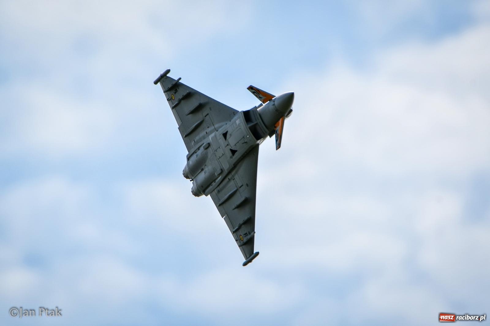 Zdjęcie w galerii na portalu naszraciborz.pl: Trwa RC AirShow. Nocne loty na finał soboty, w niedzielę wielka bitwa wiadomości z regionu