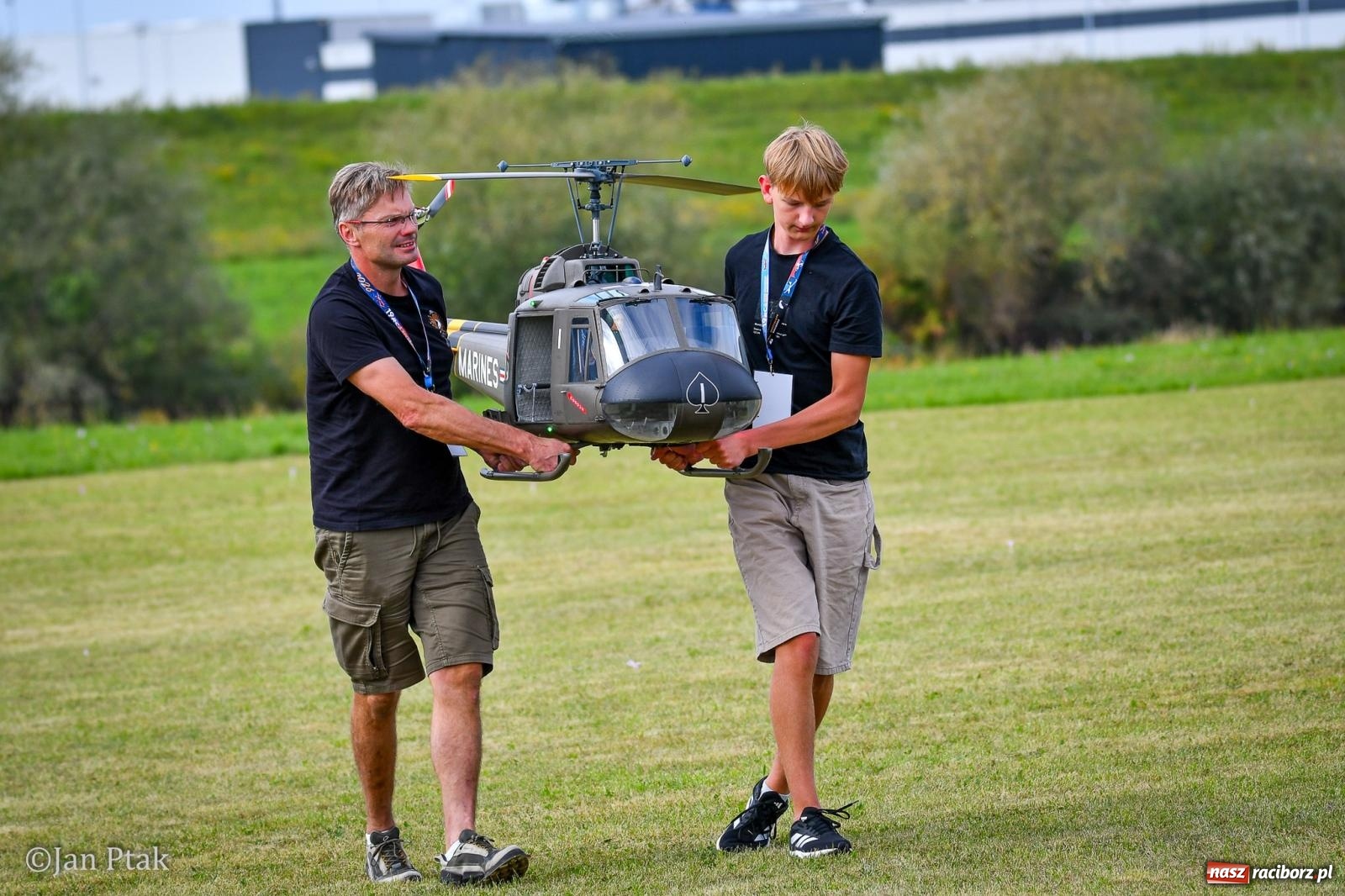 Zdjęcie w galerii na portalu naszraciborz.pl: Trwa RC AirShow. Nocne loty na finał soboty, w niedzielę wielka bitwa wiadomości z regionu