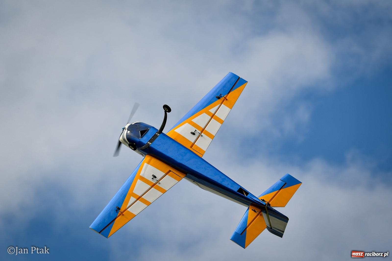 Zdjęcie w galerii na portalu naszraciborz.pl: Trwa RC AirShow. Nocne loty na finał soboty, w niedzielę wielka bitwa wiadomości z regionu