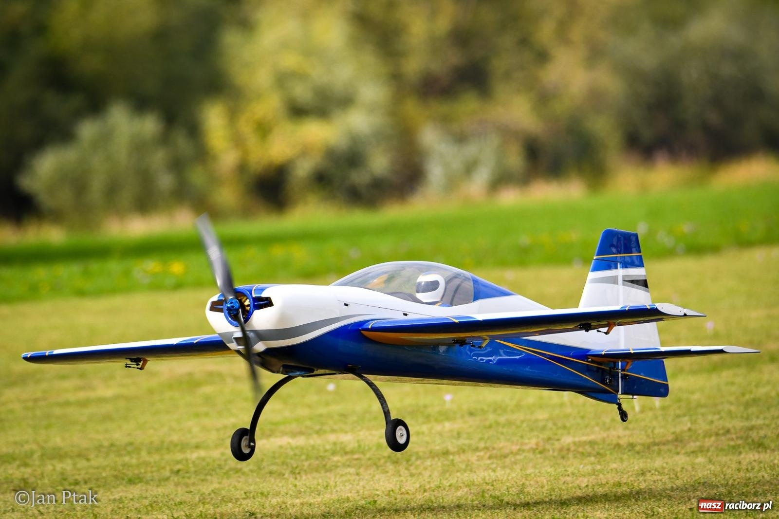 Zdjęcie w galerii na portalu naszraciborz.pl: Trwa RC AirShow. Nocne loty na finał soboty, w niedzielę wielka bitwa wiadomości z regionu