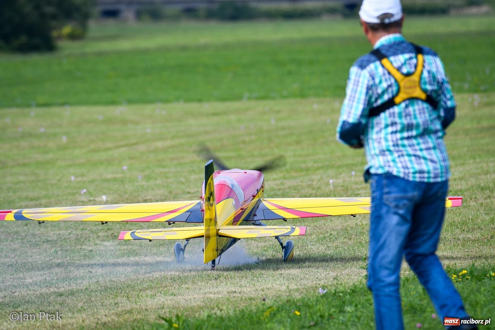 Zdjęcie w galerii na portalu naszraciborz.pl: Trwa RC AirShow. Nocne loty na finał soboty, w niedzielę wielka bitwa wiadomości z regionu