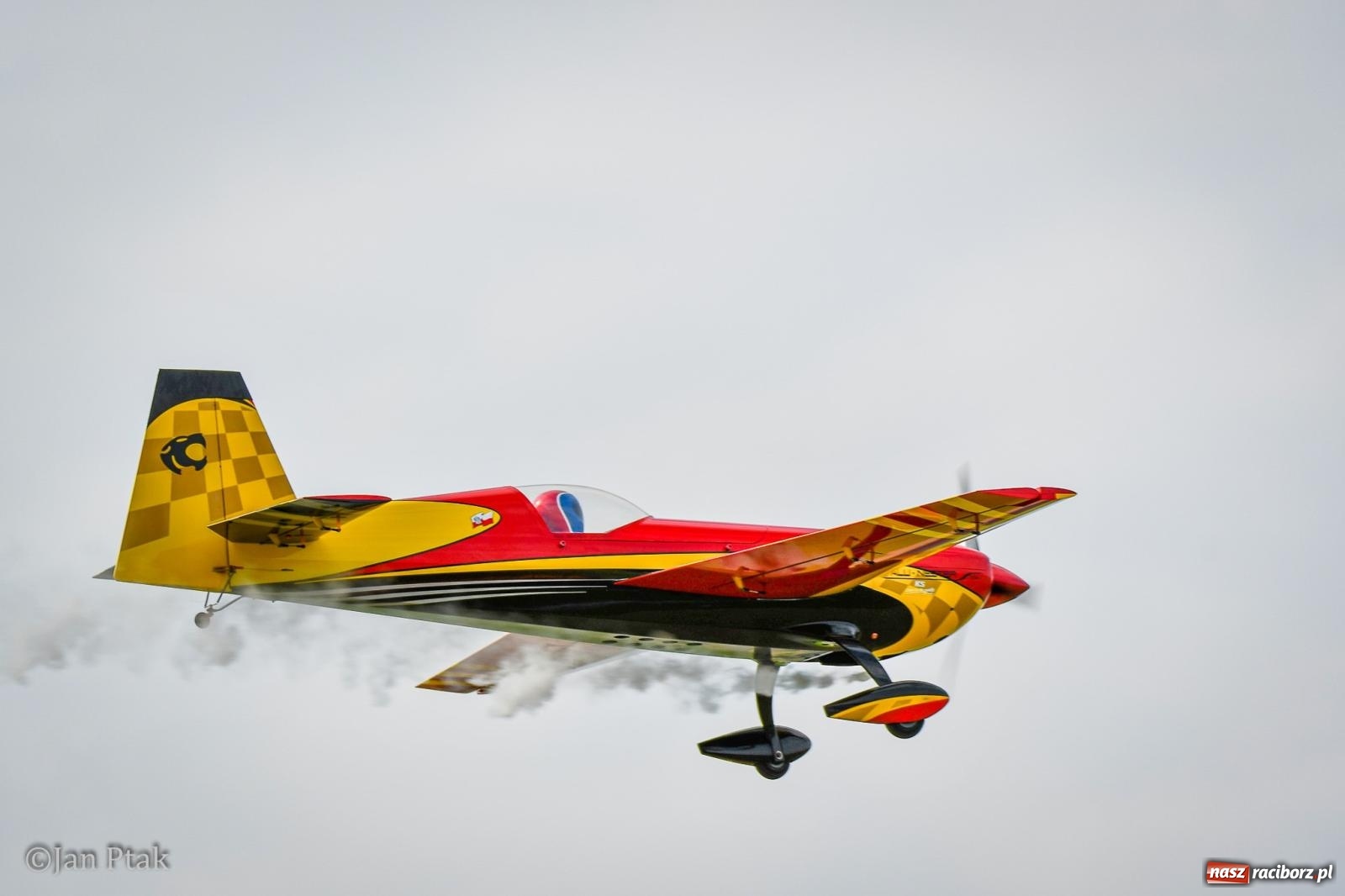 Zdjęcie w galerii na portalu naszraciborz.pl: Trwa RC AirShow. Nocne loty na finał soboty, w niedzielę wielka bitwa wiadomości z regionu