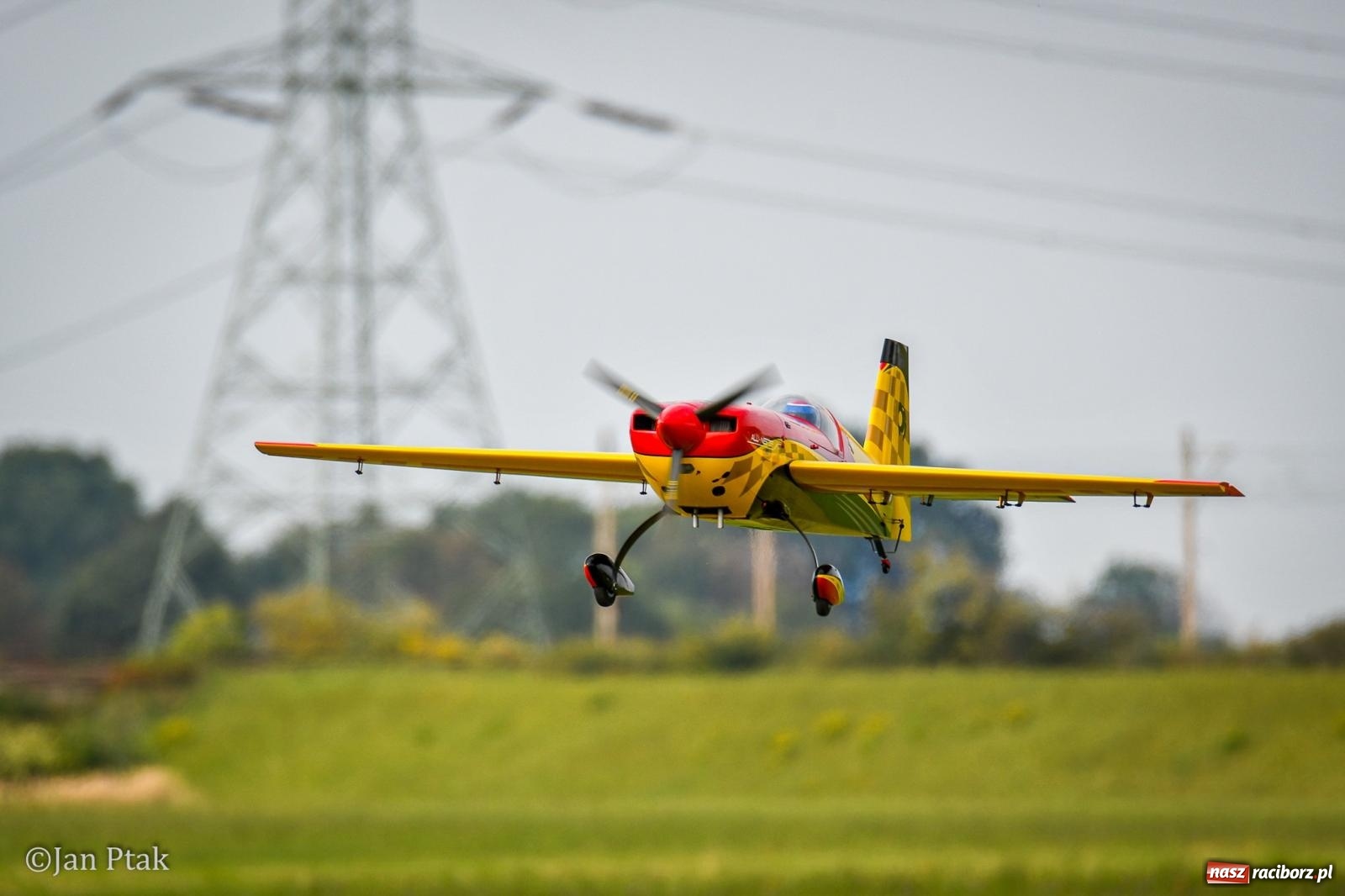 Zdjęcie w galerii na portalu naszraciborz.pl: Trwa RC AirShow. Nocne loty na finał soboty, w niedzielę wielka bitwa wiadomości z regionu