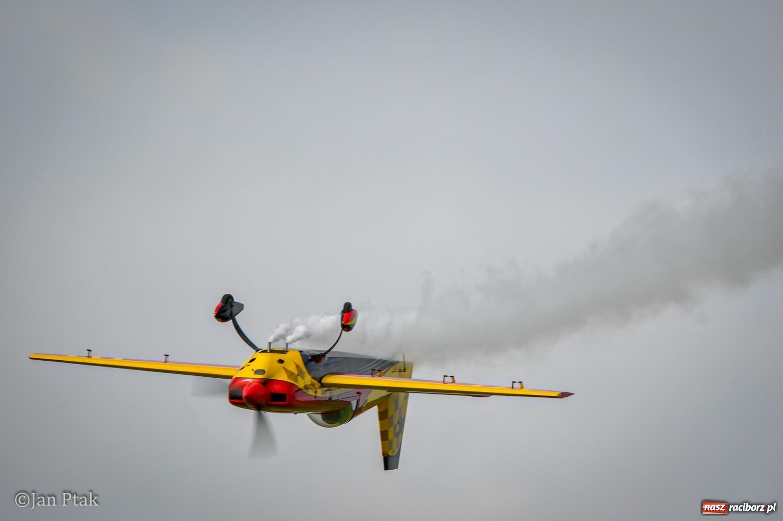 Zdjęcie w galerii na portalu naszraciborz.pl: Trwa RC AirShow. Nocne loty na finał soboty, w niedzielę wielka bitwa wiadomości z regionu