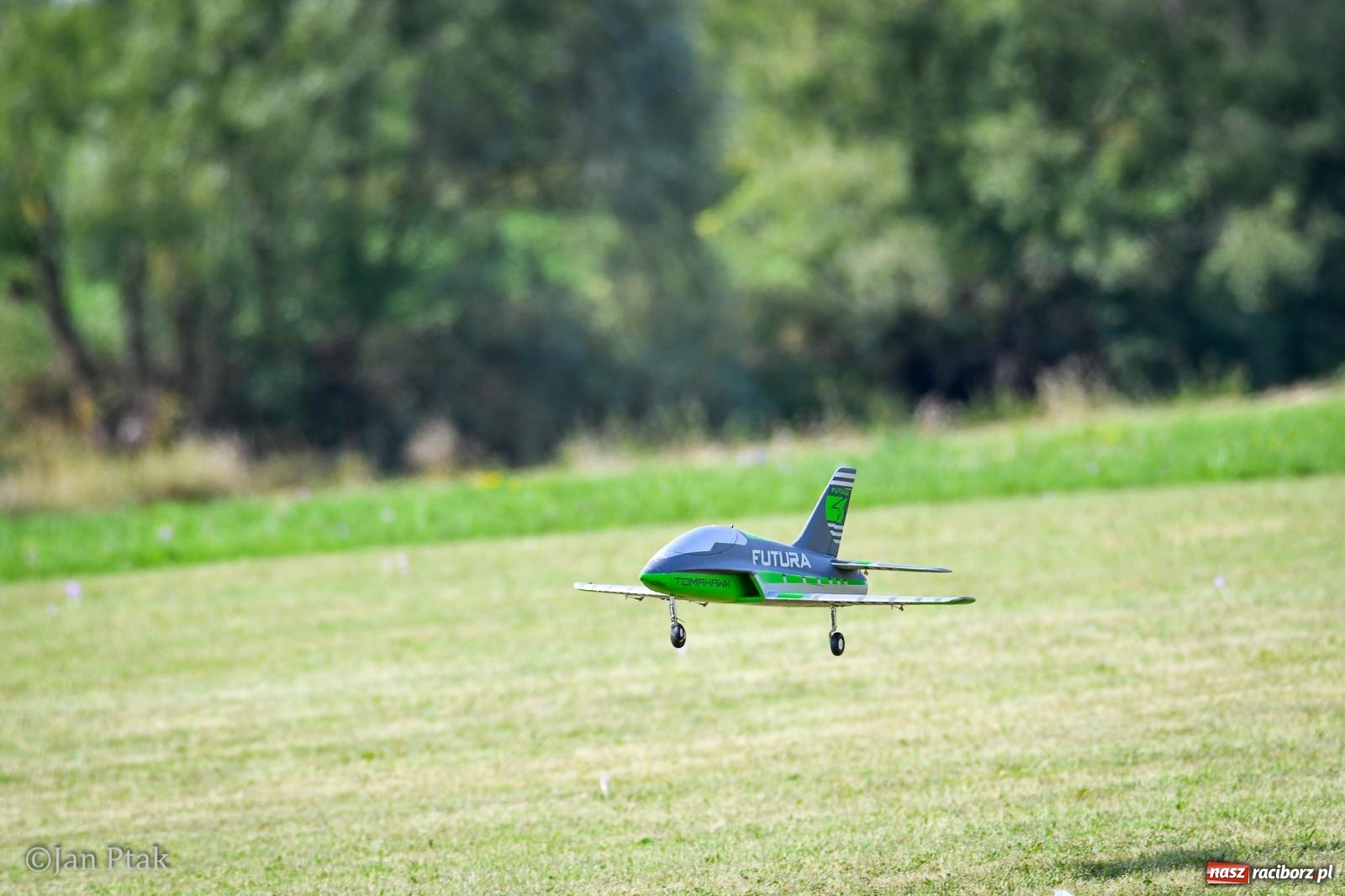 Zdjęcie w galerii na portalu naszraciborz.pl: Trwa RC AirShow. Nocne loty na finał soboty, w niedzielę wielka bitwa wiadomości z regionu