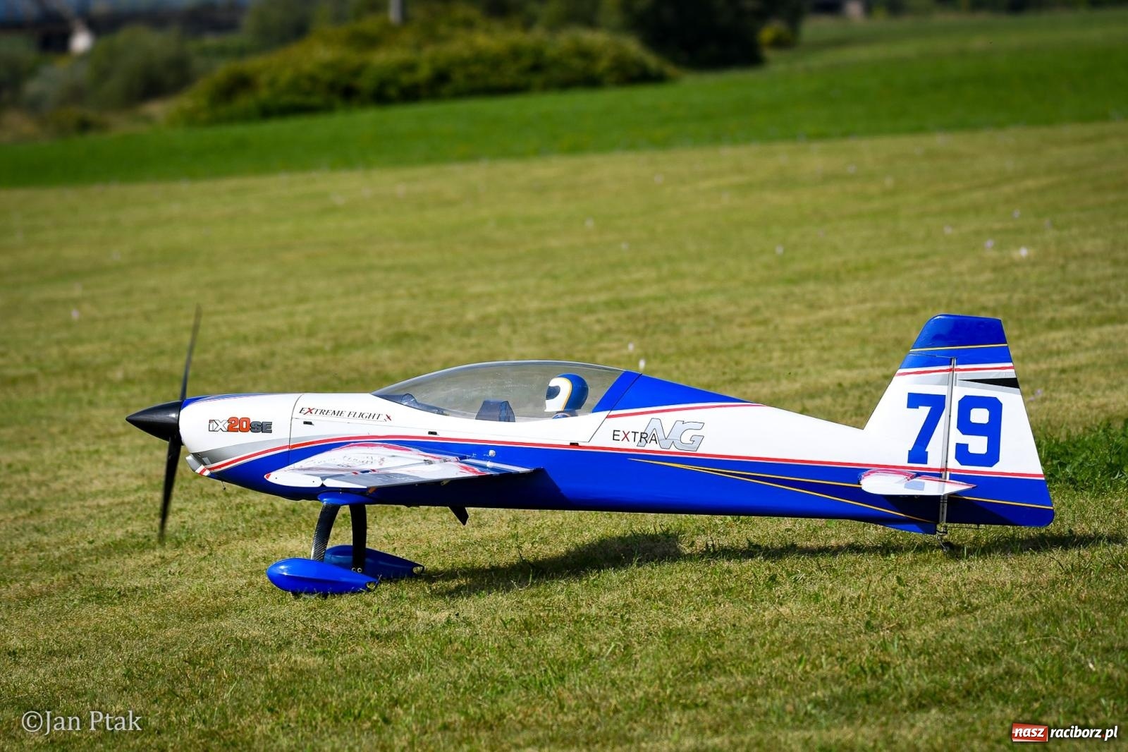 Zdjęcie w galerii na portalu naszraciborz.pl: Trwa RC AirShow. Nocne loty na finał soboty, w niedzielę wielka bitwa wiadomości z regionu
