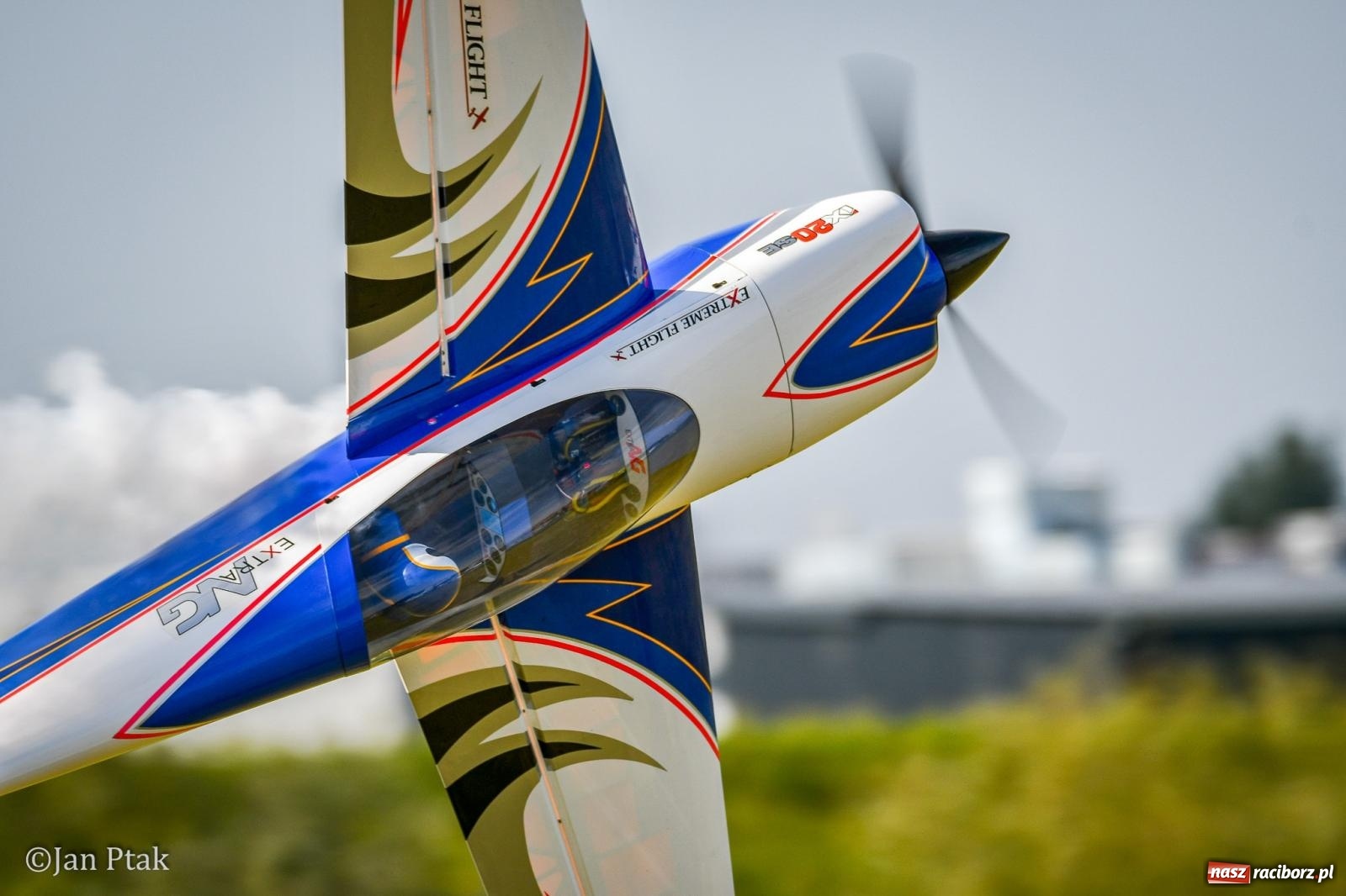 Zdjęcie w galerii na portalu naszraciborz.pl: Trwa RC AirShow. Nocne loty na finał soboty, w niedzielę wielka bitwa wiadomości z regionu