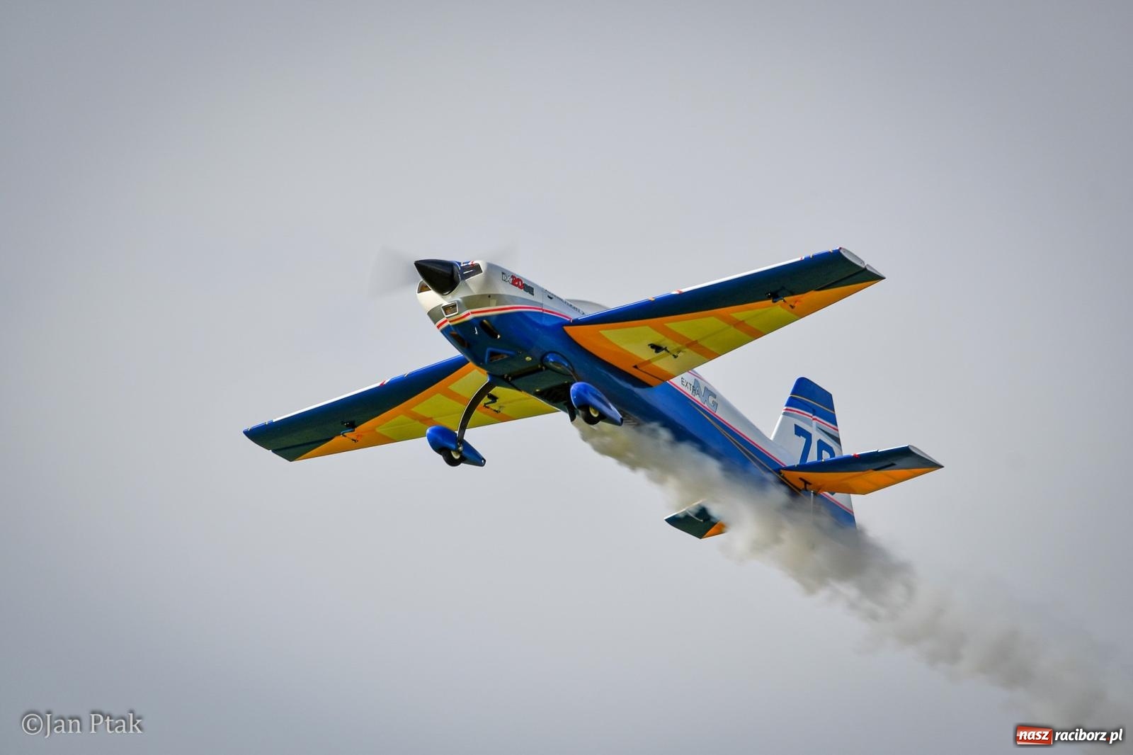 Zdjęcie w galerii na portalu naszraciborz.pl: Trwa RC AirShow. Nocne loty na finał soboty, w niedzielę wielka bitwa wiadomości z regionu