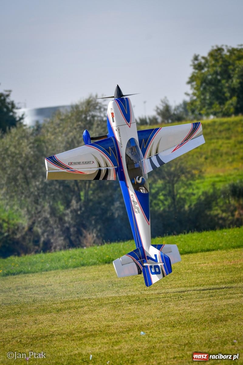 Zdjęcie w galerii na portalu naszraciborz.pl: Trwa RC AirShow. Nocne loty na finał soboty, w niedzielę wielka bitwa wiadomości z regionu